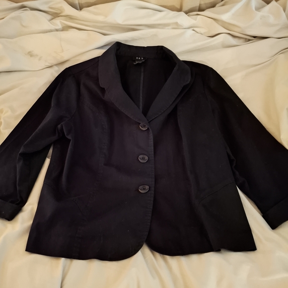 R.Q.T. Women's Black Button-Front Blazer with Classic Lapel & Fitted Silhouette - Picture 3 of 7